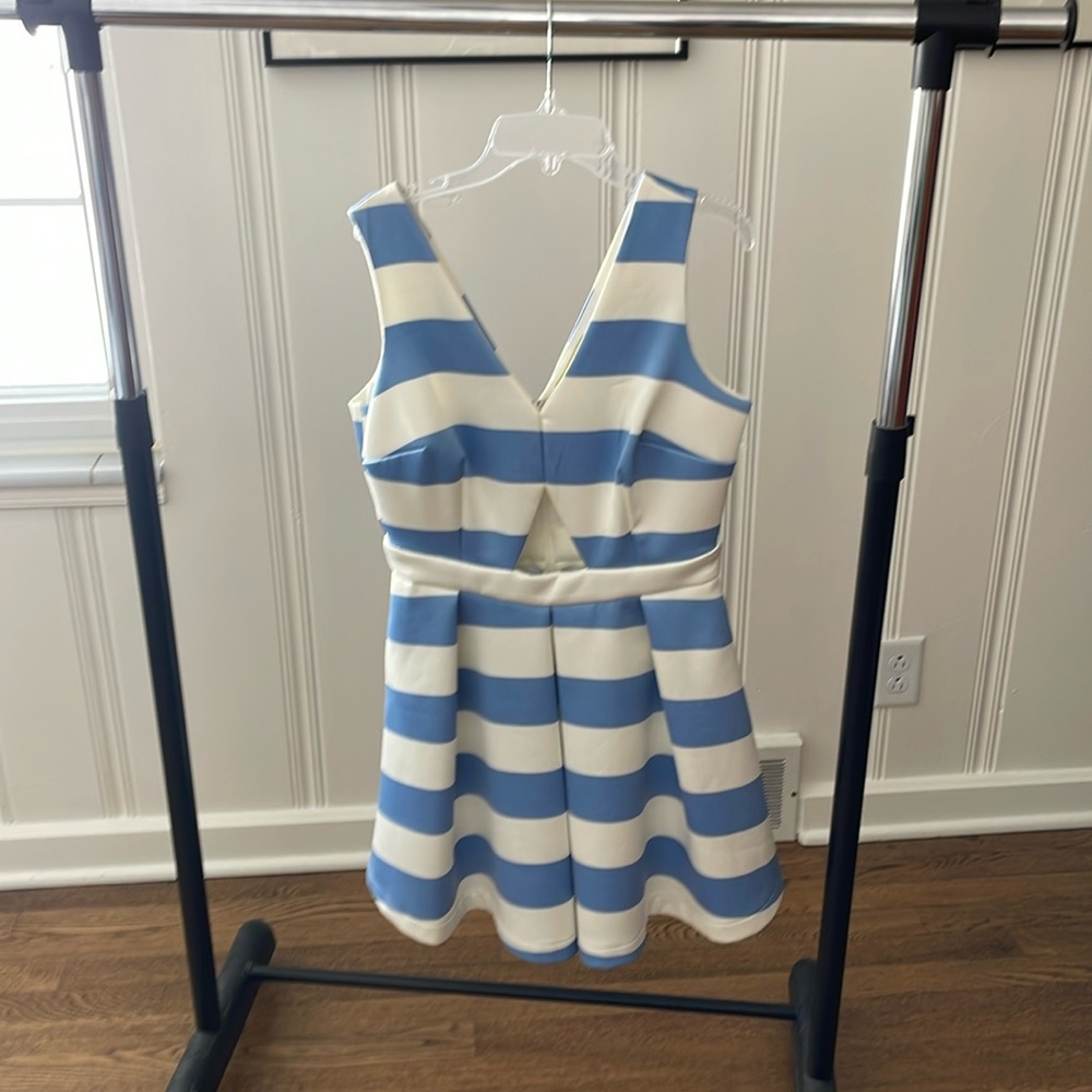 Sleeveless dress with triangle cut out.